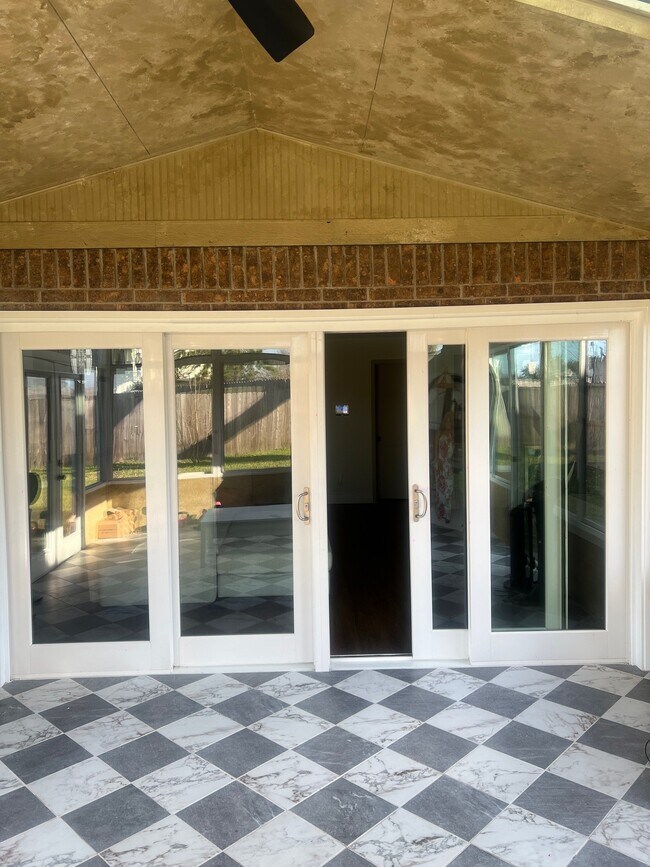 Building Photo - 16818 Rockbend