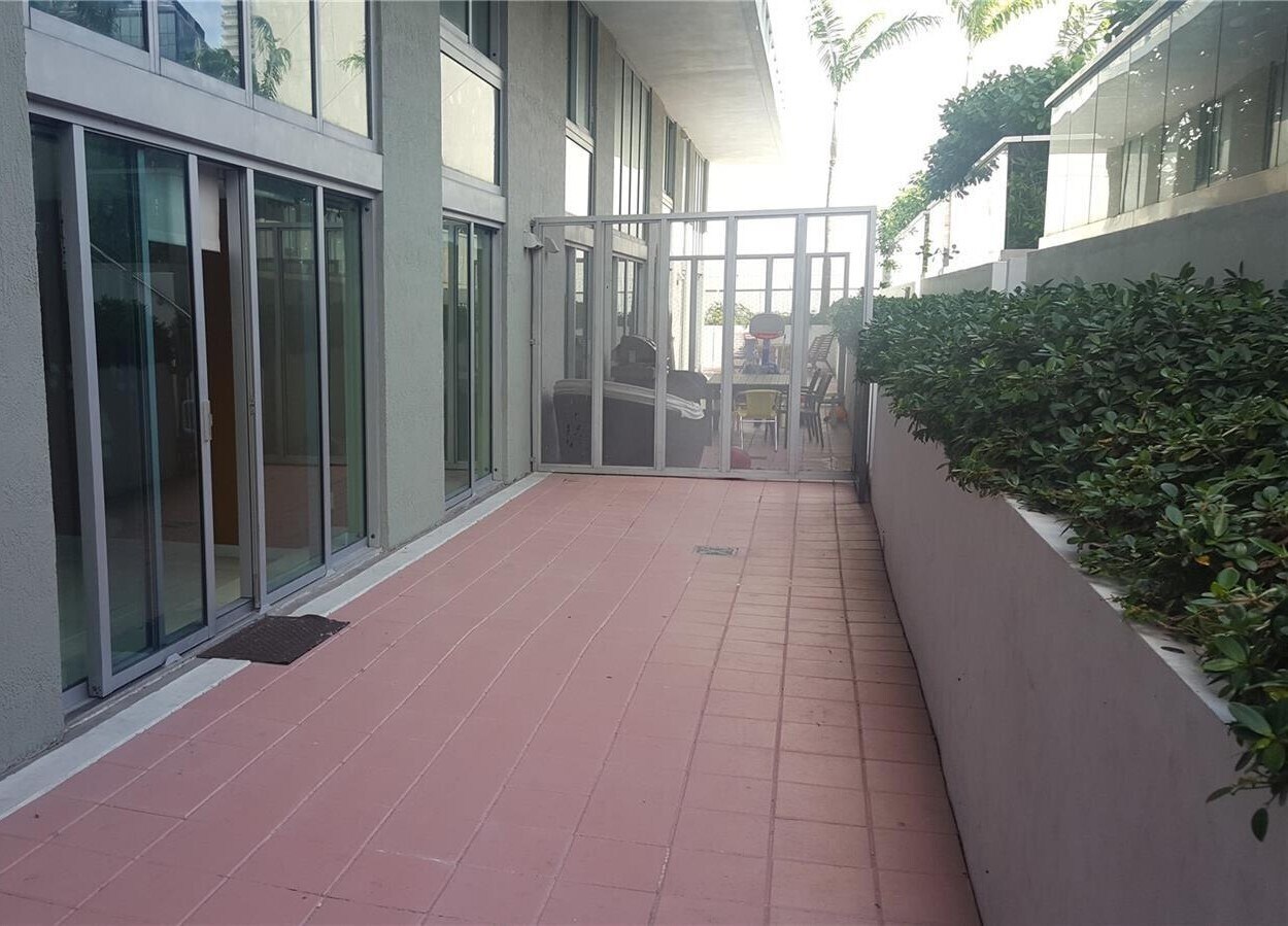 Building Photo - 1111 SW 1st Ave
