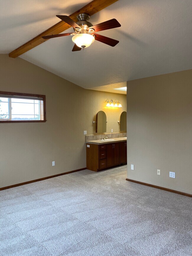 Master bedroom - 6025 Rock Chuck Cir