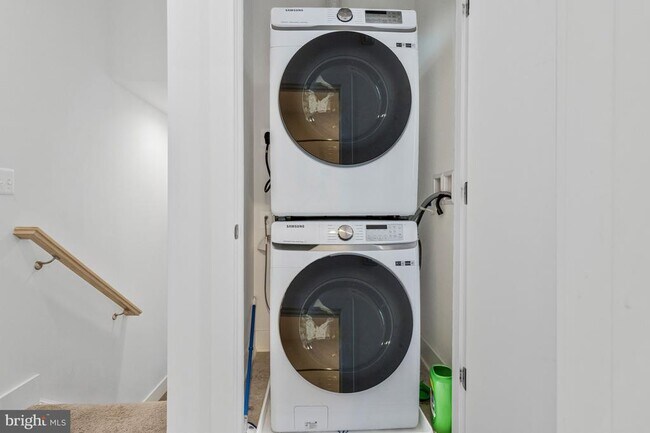 Building Photo - 40 Mural Walk NE