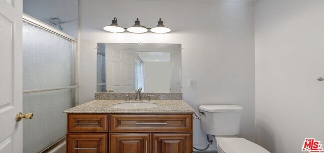 Building Photo - 2020 Hillcrest Dr