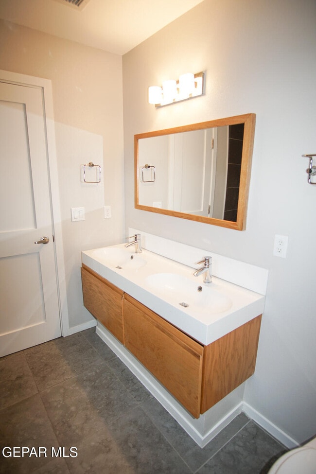 Building Photo - 4200 Camelot Heights Dr