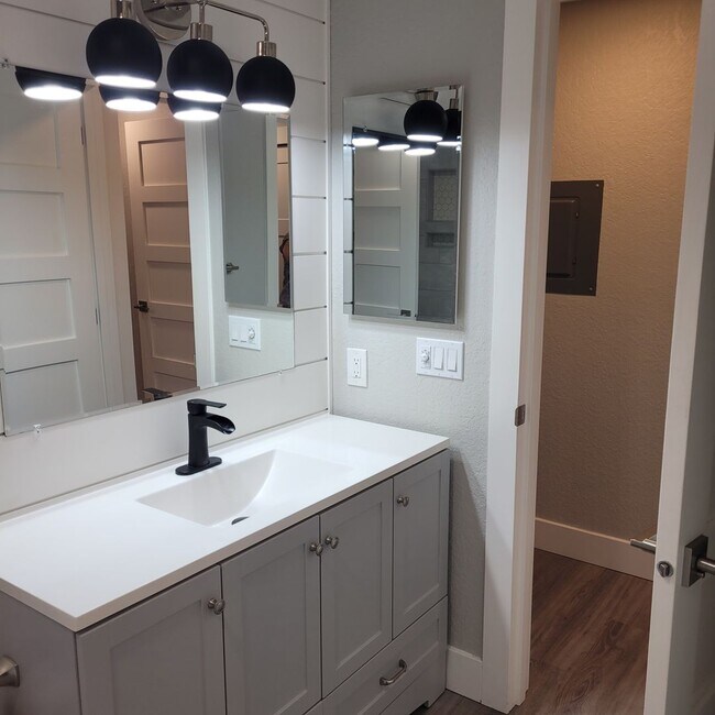 Building Photo - Beautiful 2 Bedroom Condo in Redmond