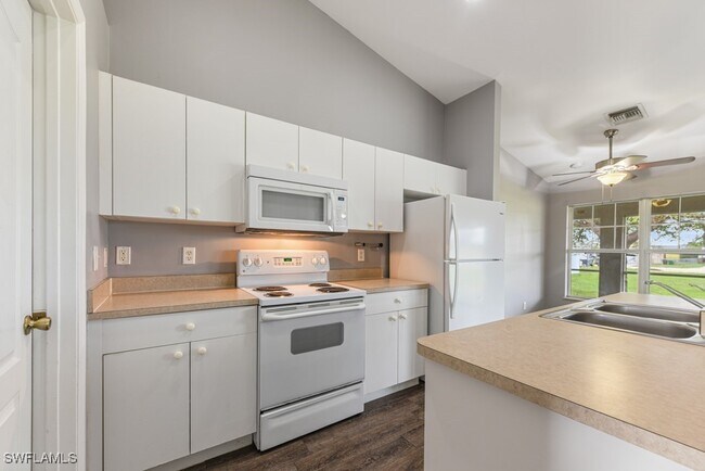 Building Photo - 2125 NE 8th Pl