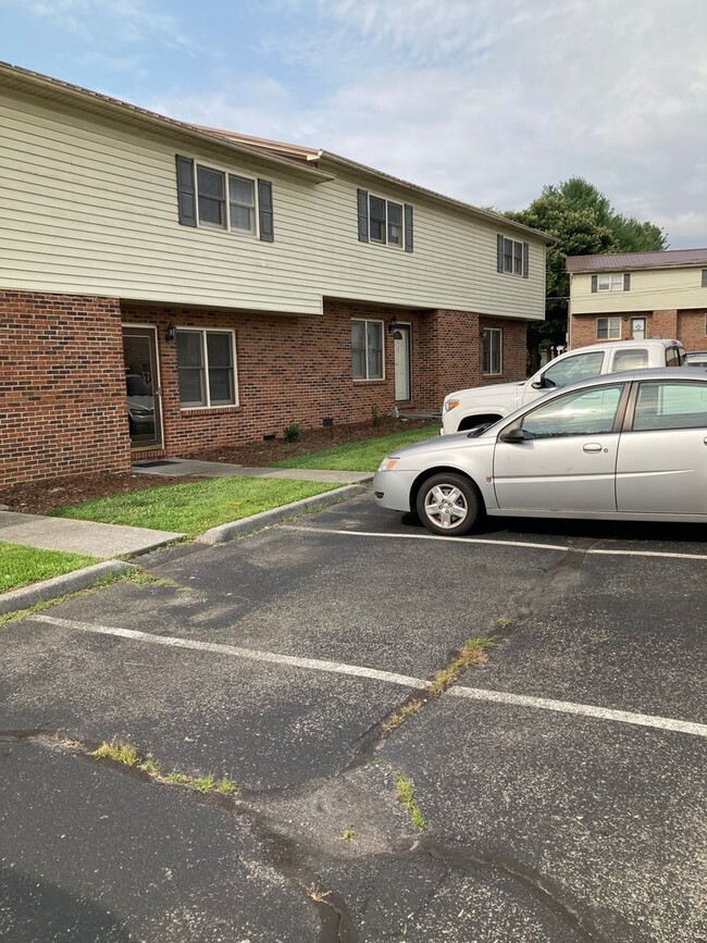 Building Photo - 2 Bedroom / 1.5 Bath Condo in Johnson City...