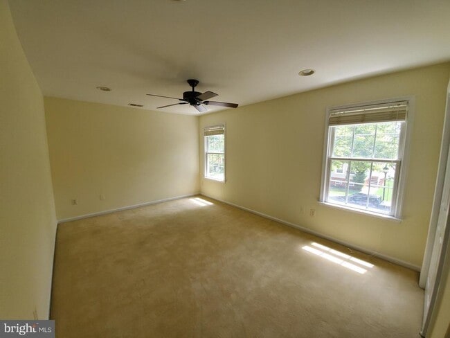 Building Photo - 102 Burnet Crescent