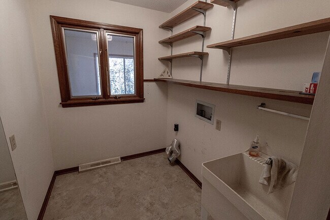 Building Photo - 401 Cedar Ln