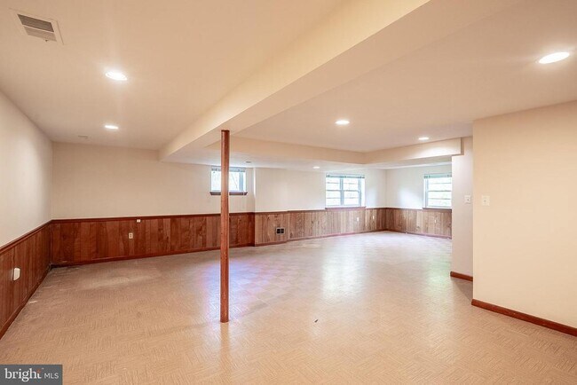 Building Photo - 6608 Fairlawn Dr