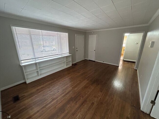 Building Photo - Adorable 3-Bedroom Home with Fenced Backya...