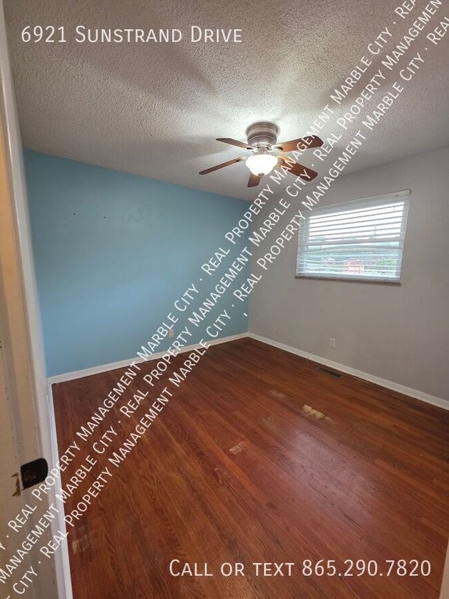 Building Photo - 6921 Sunstrand Dr