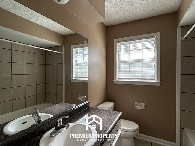 Building Photo - Beautiful 3BR/2BA Near Southwind | 1,681 Sq Ft, Vaulted Ceilings, Hardwood Floors & Garage