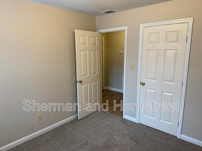 Building Photo - 404 Commons Dr