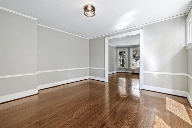 Building Photo - Updated 4 Bedroom Victorian on College Ave