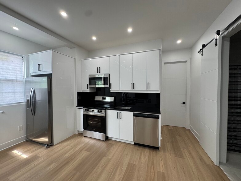 Building Photo - 531 E 187th St