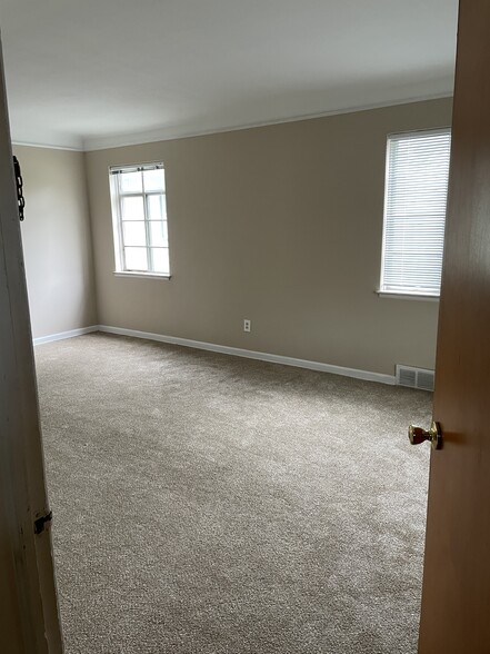 Living area from front entry - 2147 Eldred Ave