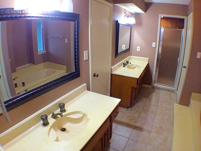 Building Photo - Charming 4 Bedroom 2.5 Bath Home In RISD!