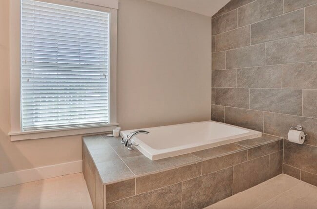 Building Photo - 26 N Main St