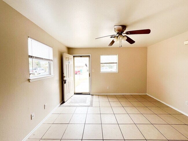 Building Photo - 211 W Bobwhite Ln