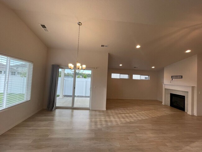 Building Photo - Hayden Rancher