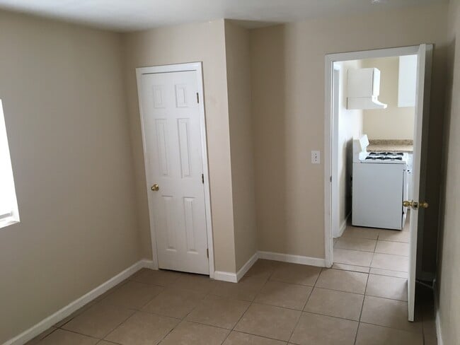 Building Photo - 132 Hopkins Ave