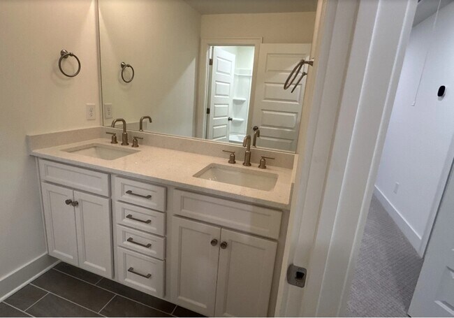 Building Photo - 5049 Greentree Dr