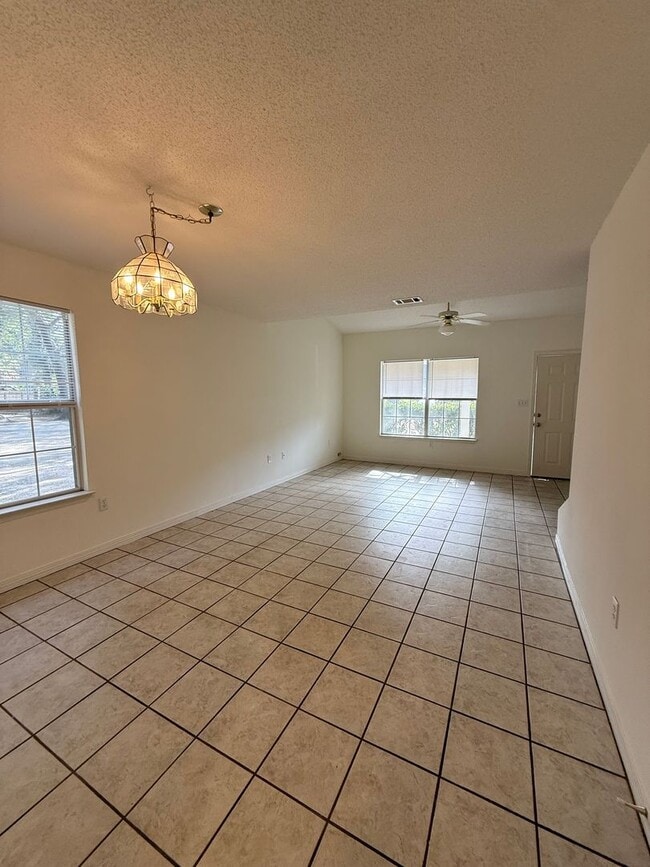 Building Photo - New Listing!