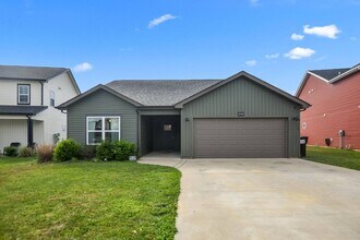 Building Photo - Pet Friendly Three Bedroom!