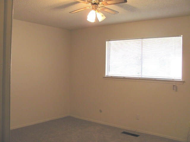 Building Photo - NE ENCHANTED MESA 3/BD 2/BA 2/CG