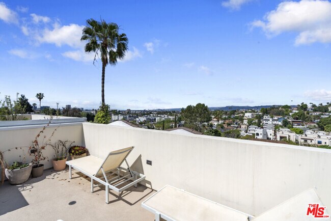 Building Photo - 738 Parkman Ave