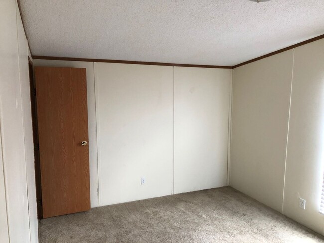 Building Photo - Large 16x80 Singlewide Mobile Home in Pine...