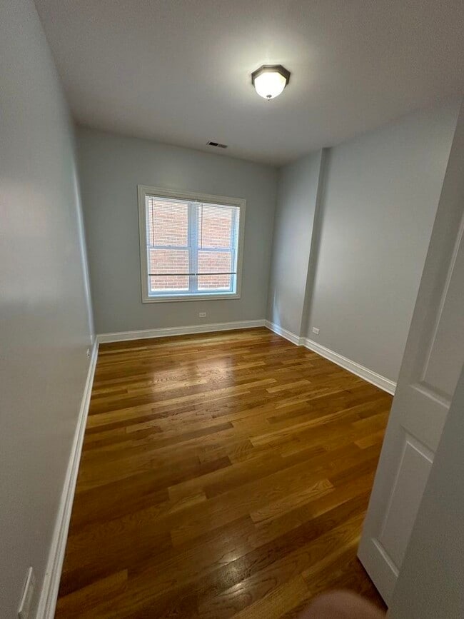 Building Photo - 6229 N Richmond St