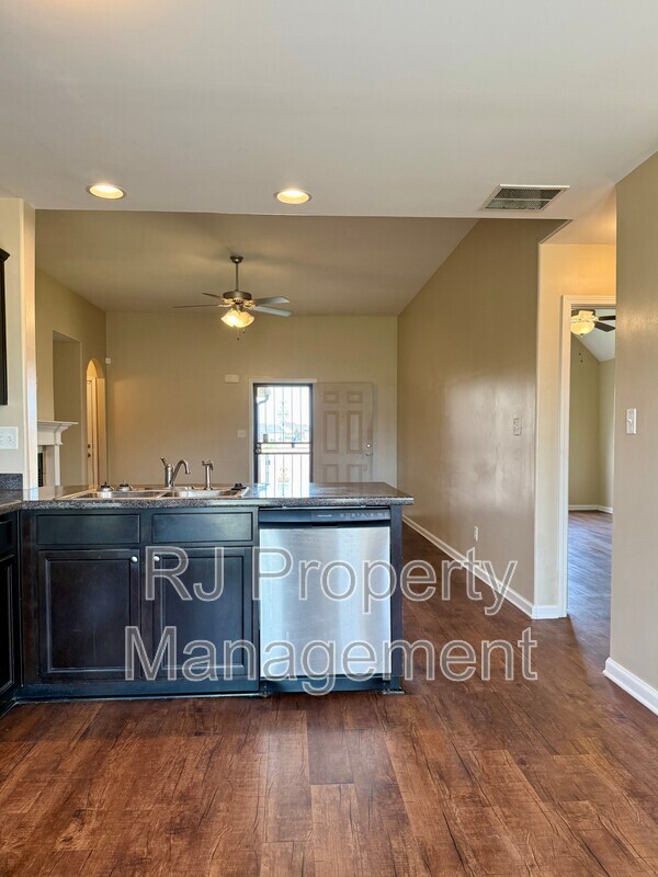 Building Photo - 5520 Kaitlyn Dr E