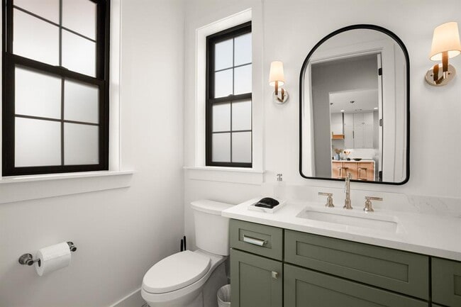 Building Photo - 2005 E 8th St