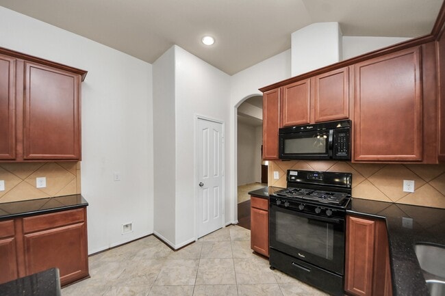 Building Photo - 13918 Goodridge Dr