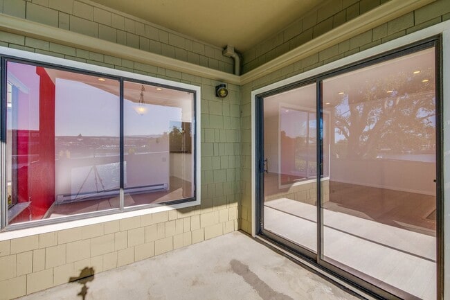 Building Photo - 1108 Shoreline Dr
