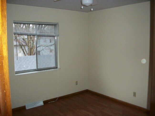 Building Photo - 465 Brentwood Dr