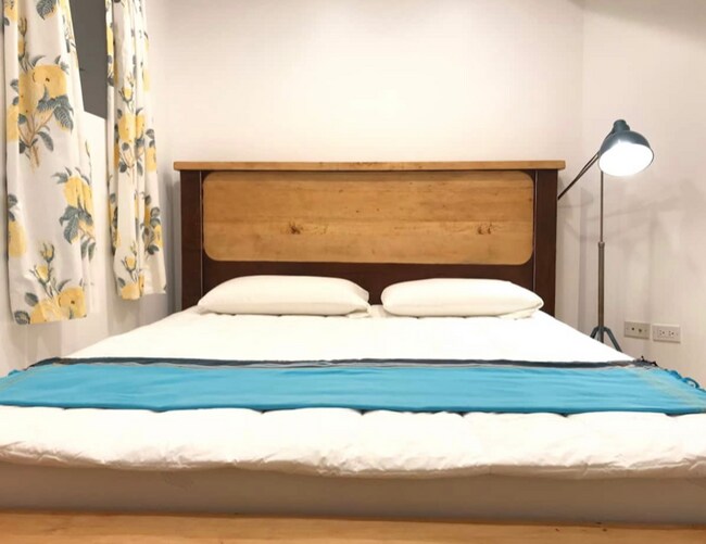 Building Photo - 1845 N Wilmot Ave