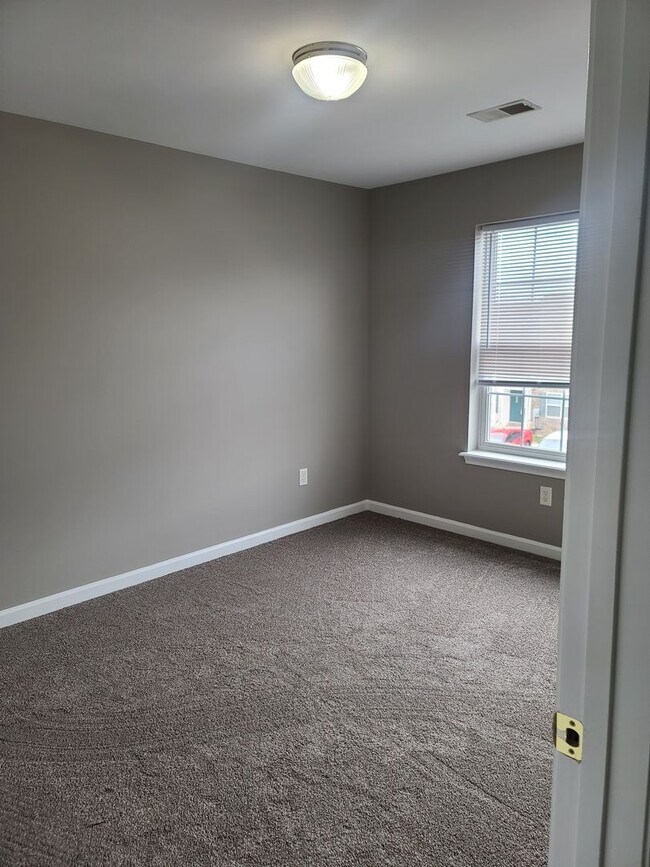 Building Photo - 3 Bed 2.5 Bath Townhome Ready for You in W...