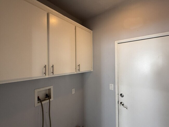 Building Photo - Available Now Palmdale 7 bedrooms !