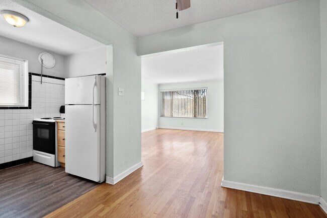 Building Photo - 7112-7114 Jamieson Ave