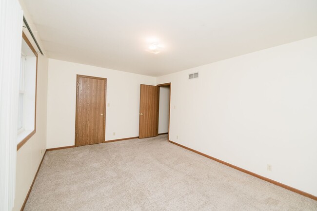 Building Photo - 2 bedroom / 1.5 bathroom Townhome in Chest...