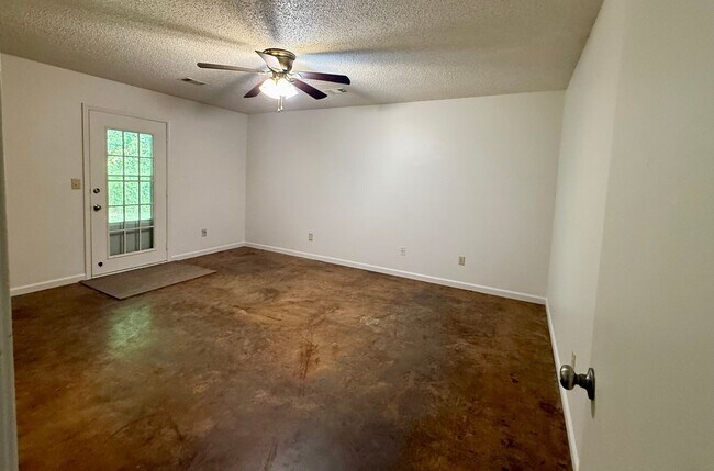 Building Photo - 1401 Elmdale Pl