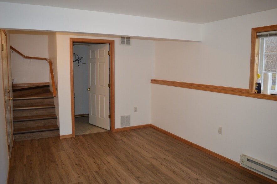 Building Photo - 1701 Carns Dr