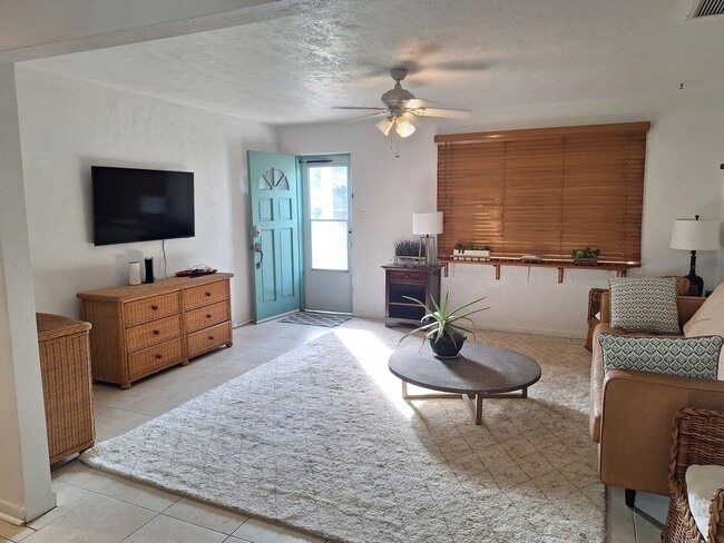 Building Photo - WALK TO THE BEACH - 3BR 2BA PARTIALLY FURNISHED