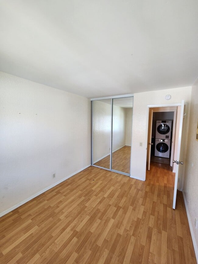 Building Photo - 3 Bedroom 2 Bath Upper Unit in Mira Mesa