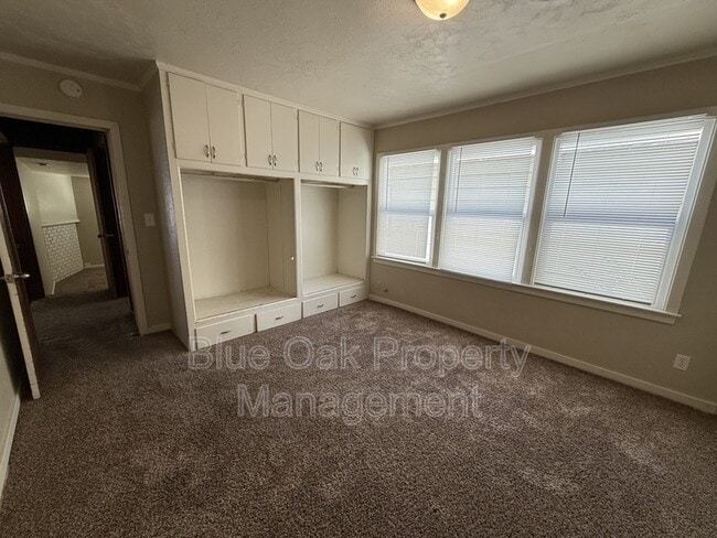 Building Photo - 310 Oak St