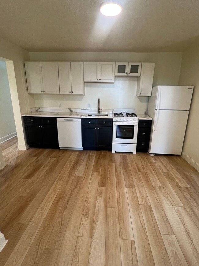 Building Photo - 5 bedrooms 2 bathrooms