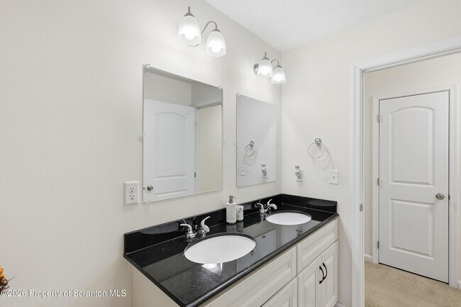 Building Photo - 124 Falcon Ln