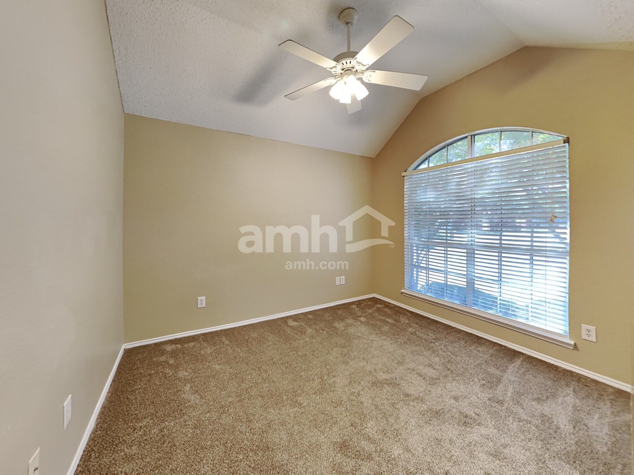 Building Photo - 6215 Hillside Ln