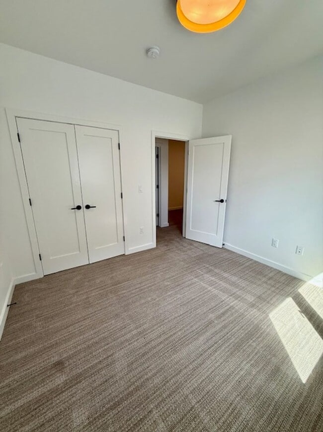 Building Photo - Single Family HOME with 3 Bedrooms 2 1/2 Bathrooms - Where Mountains meet you at upscale living!